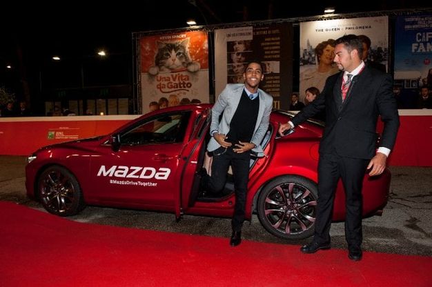 Mazda Mx-5 RF, è lei la protagonista della festa più glamour