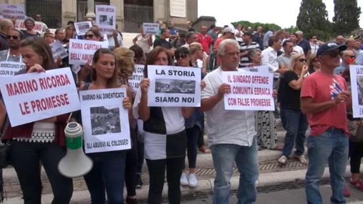 Bancarelle, riparte la battaglia per allontanarle da Colosseo e Fontana di Trevi