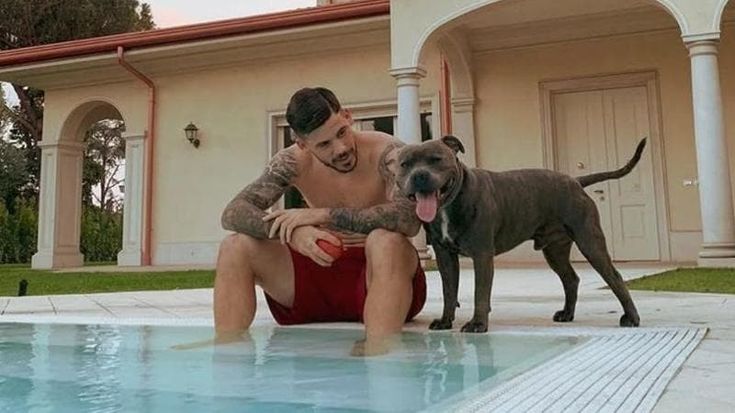 Carles Perez, ex Roma, azzannato ai testicoli da un cane: rischia l’intervento chirurgico