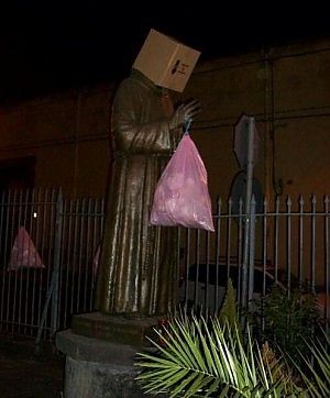 Rifiuti sulla statua di Padre Pio<br />denunciati due svizzeri
