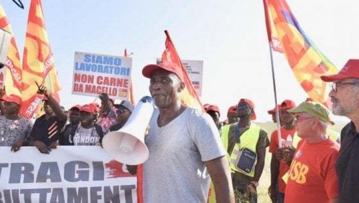 Migrante di 28 anni muore in una baracca nel Foggiano, la Lega braccianti fa rimpatriare la salma in Gambia