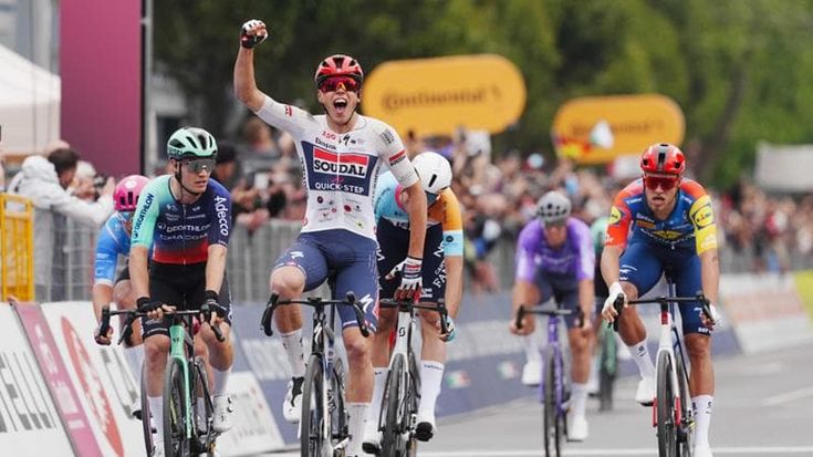 Giro, Magnier vince la 1ª tappa in Bulgaria e prende la maglia rosa dopo una maxicaduta. Milan 4°