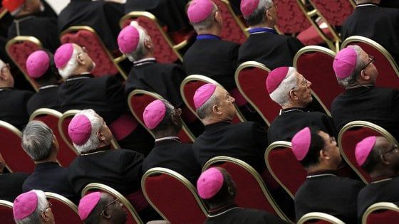 Sicilia, l’attacco dei vescovi agli stipendi d’oro dell’Ars: “Noi contro i privilegi”