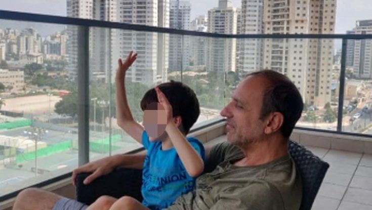 Eitan, troppi conflitti tra le famiglie: tribunale nomina tutore ma resta con la zia. Aya Biran e il marito indagati per furto in casa dei genitori del bambino