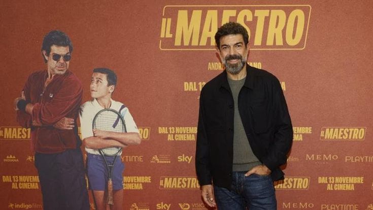 Favino, bagno di folla selfie e applausi al Metropolitan per “Il maestro”. “Felice di essere qui”