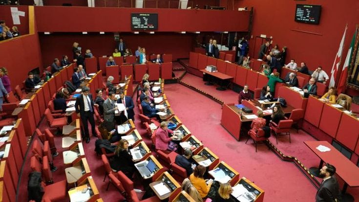Comune di Genova, il patto della focaccia” per approvare il bilancio: ma sugli immigrati il centrodestra si divide: Fratelli d’Italia e Lega votano contro