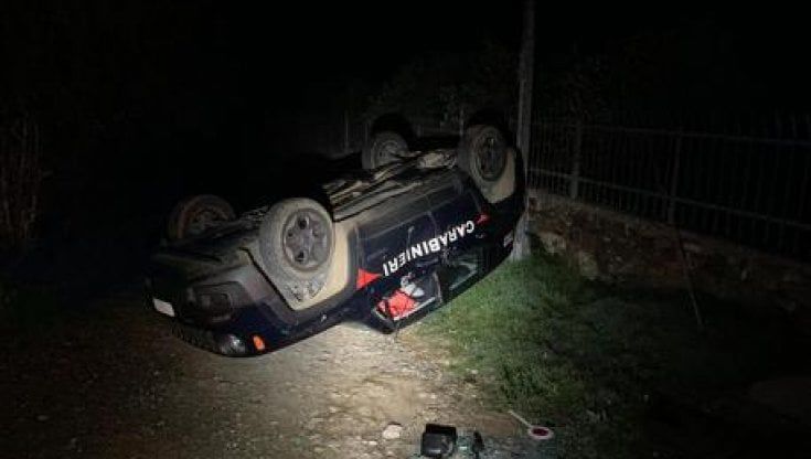 Gli ritirano la patente, ribalta con la ruspa auto dei carabinieri: ristoratore arrestato per tentato omicidio