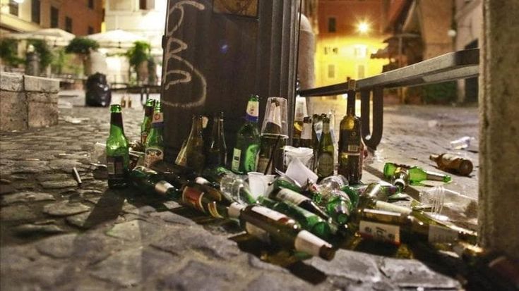 Eventi in piazza Plebiscito: vietata la vendita di bevande in vetro e lattine