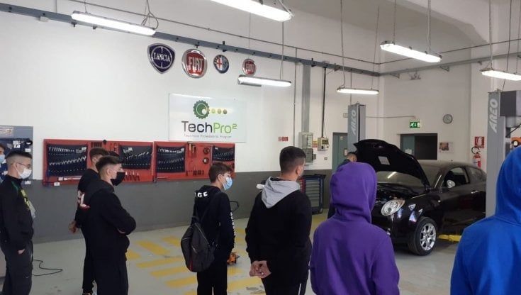 "Scuola per non lasciare i miei ragazzi in mano alla criminalità": l'appello di don Preite a Bari
