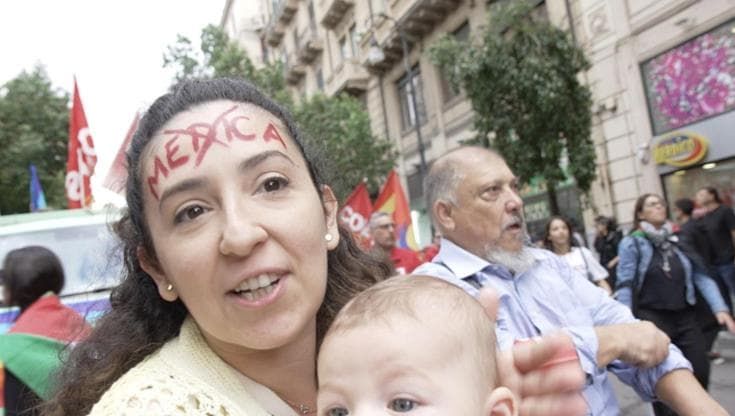 Due medici con il neonato: “Qui per i diritti dei bimbi”