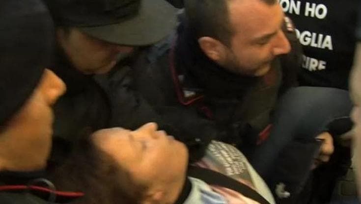 Stamina, tensioni a Montecitorio: i manifestanti superano le transenne