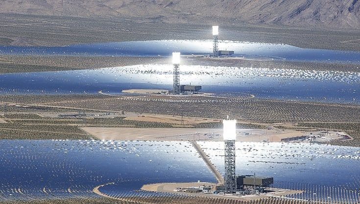 Raggi solari, turbine e intelligenza artificiale. Come creare energia nel deserto  