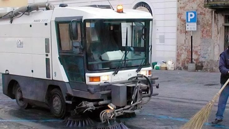 Villanova d’Asti, donna in sedia a rotelle muore investita dalla spazzatrice che puliva il mercato