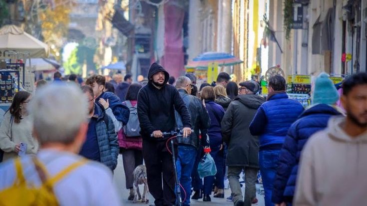 Codice della strada, al cellulare o senza casco sui monopattini: i primi multati. “Una beffa”