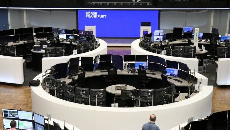 Le Borse di oggi, 17 febbraio. Torna la paura per l'Ucraina, i listini Ue chiudono in rosso con Wall Street
