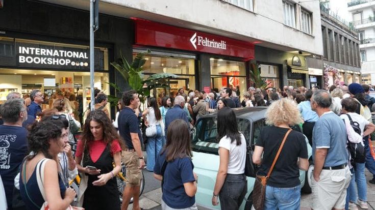 Oltre duemila persone per l’apertura della Feltrinelli in corso Genova: è la tredicesima a Milano