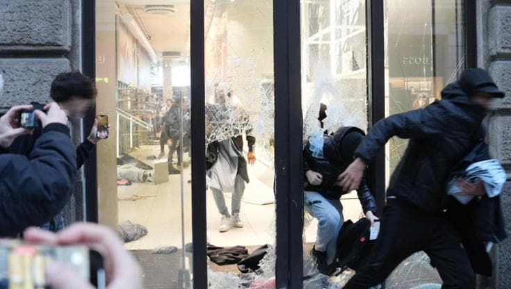 Sfogliare i giornali di carta