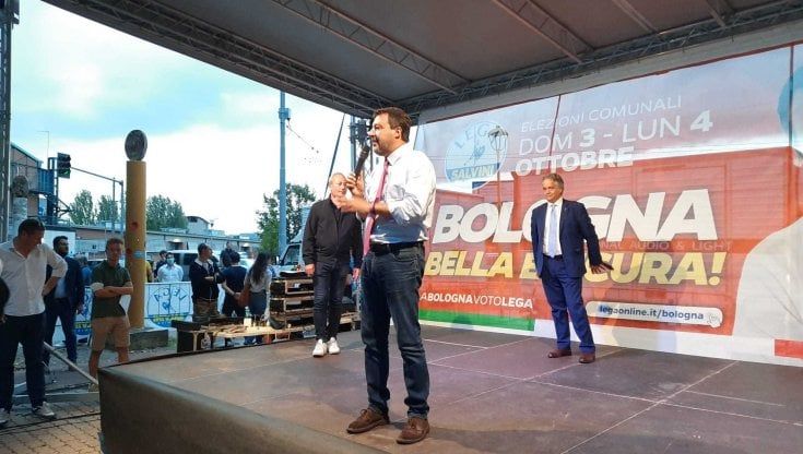 Comunali, il comizio di Salvini senza il suo candidato sindaco: "La sinistra a Bologna pensa di aver già vinto, ma io non mollo. Nostro obiettivo è il ballottaggio"