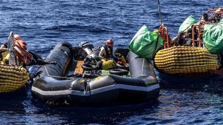 Oltre 60 i migranti morti di fame, sete e ustioni su un gommone partito dalla Libia: “Inascoltati gli Sos”