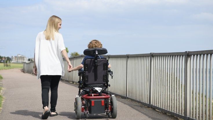 Il figlio ha una malattia rara. L’odissea di Miriam con l’Asl per ottenere un ascensore 