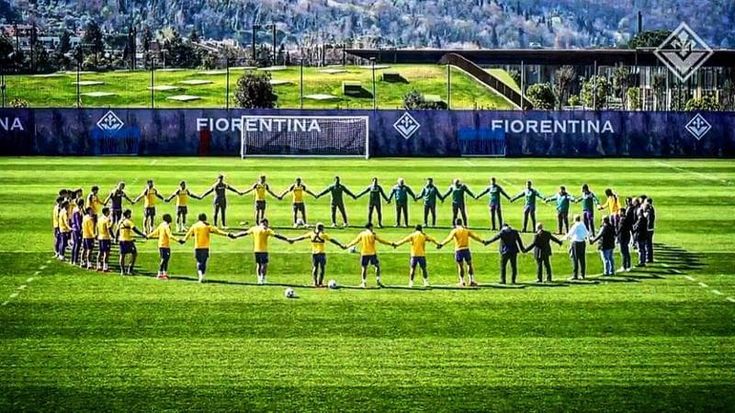 La Fiorentina torna ad allenarsi, tutti per mano in ricordo di Joe Barone