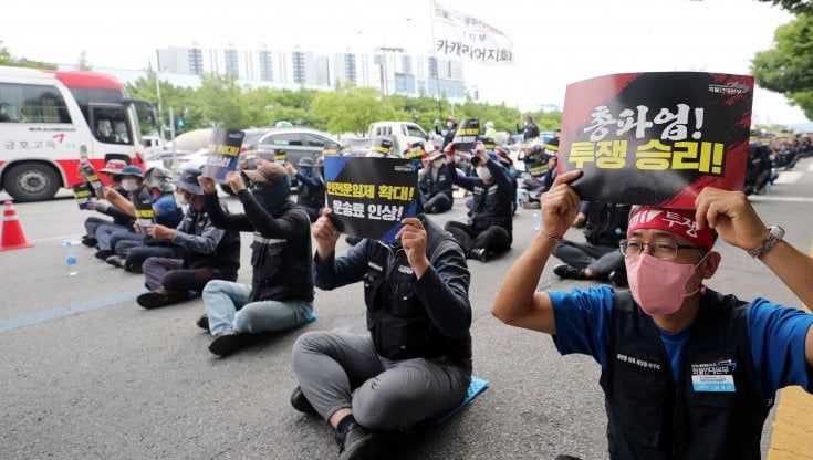 La protesta dei camionisti blocca la Corea del Sud. E le filiere globali tornano a soffrire, alert dai chip al cemento