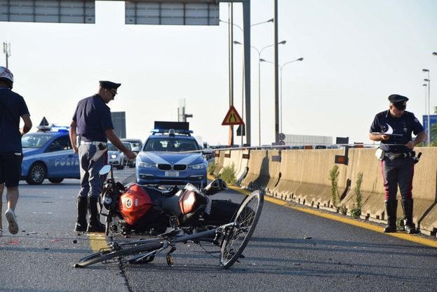 Bari, bici si stacca dal portabagagli: incidente e code