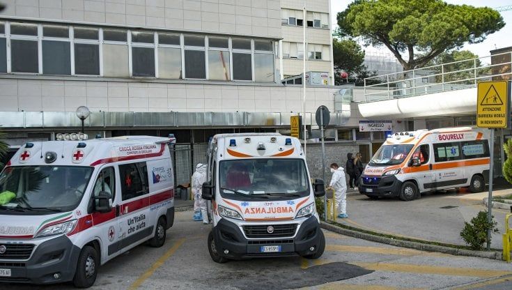 Sos Cardarelli, troppi ricoveri e record di positivi: "Trasferite i pazienti"