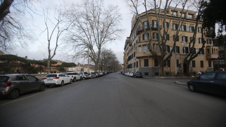 Coronavirus,  Roma senza traffico: da Prati all'Eur in meno di mezz'ora. Le strade si liberano e l'ingorgo sparisce