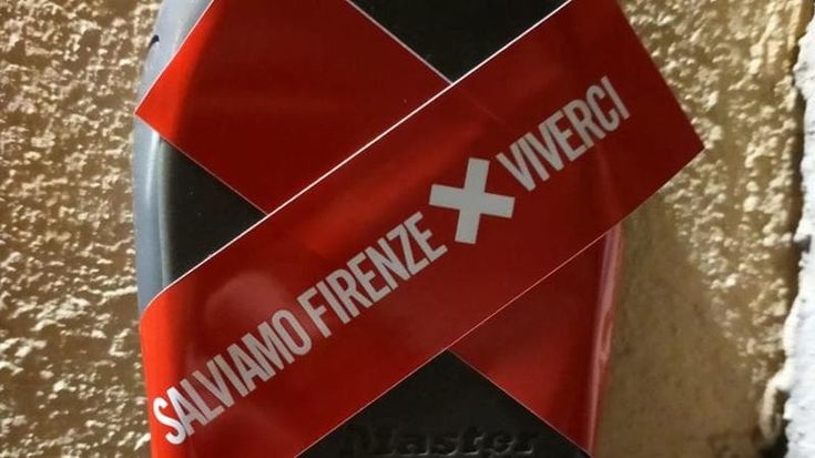 Firenze, nella notte blitz anti affitti brevi: coperte le pulsantiere di decine di palazzi storici del centro