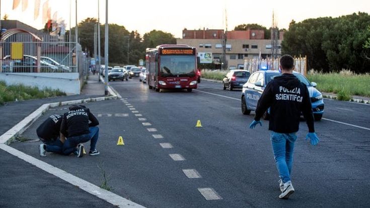 Donna di 81 anni uccisa per errore durante una sparatoria a Roma: fermato un ragazzo di 28 anni