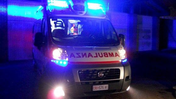 Dimentica le chiavi di casa, si arrampica sul balcone ma precipita e muore