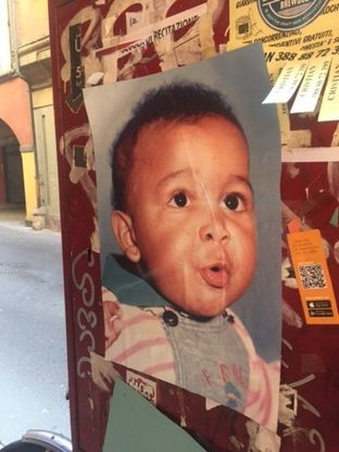 Bologna, svelato il mistero delle foto del bambino: è il rapper Michel Mudimbi. E' il lancio del suo nuovo disco