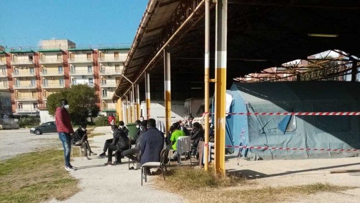 Dalle navi quarantena alla strada, migranti senza vaccino espulsi ma bloccati in Italia
