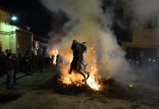 Spagna, i cavalli sfidano il fuoco: insorgono gli animalisti