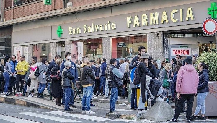 Torino, caccia al tampone a Natale e Santo Stefano ma le farmacie chiuderanno: "Dateci tregua"