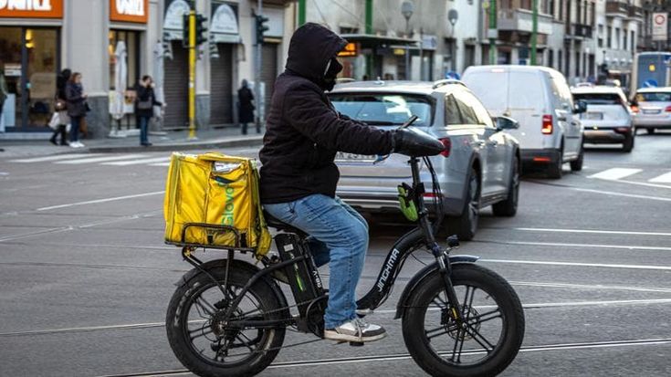 Bici rubate, insulti e l’algoritmo contro. Gli ottomila rider e le loro vite in bilico