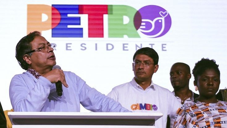 Colombia, la sinistra vince le elezioni: scatto di Gustavo Petro nella corsa alla presidenza