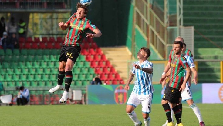 Serie B: il Frosinone allunga in vetta. Il Sudtirol gela il Cagliari, altro pari per il Benevento