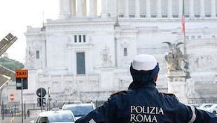 Bufera social sulla domenica a piedi a Roma. "Non risolve lo smog e provoca affollamento su bus e metro"