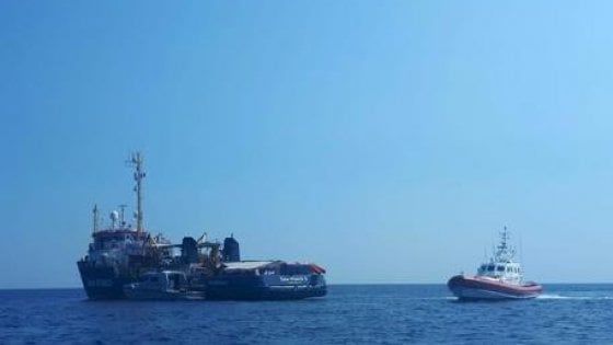 Migranti: 600 persone messe in mare dai trafficanti. Sea Watch ne soccorre 100