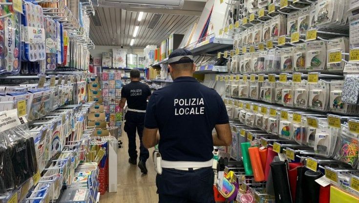 Amplia l'attività senza permesso: commerciante multato dalla municipale