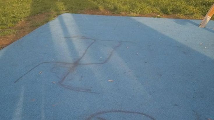 Svastiche e bestemmie sulle giostre dei bambini, vandalizzato il parco di Piana del Sole