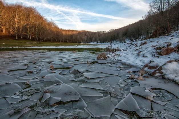 Matese, la pozzanghera ghiacciata in frantumi come un vetro rotto