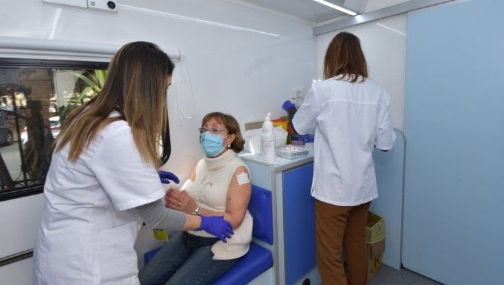 Covid, l'80 per cento dei ricoverati non è vaccinato. Razza: "Si rischia nuova emergenza economica"
