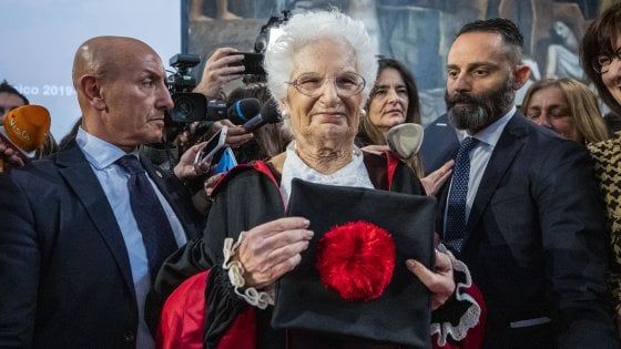 Caselle toglie la cittadinanza onoraria a Mussolini e la concede a Liliana Segre