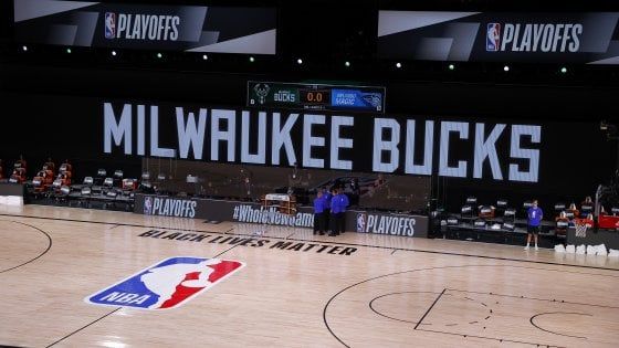 Nba, torneo fermo dopo la protesta dei Bucks. Playoff verso la ripresa, ma Trump attacca: "Nba organizzazione politica"