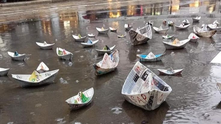 Le barchette nelle pozzanghere: l’originale installazione di un “milanese" concittadino di Camilleri