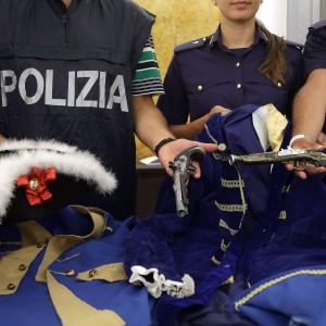 Milano, turisti vittima degli artisti di strada molesti: anche 50 euro per una foto, tre arresti