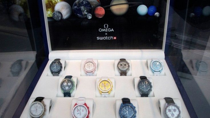 MoonSwatch mania: gli orologi degli astronauti rivenduti online a 9 mila euro